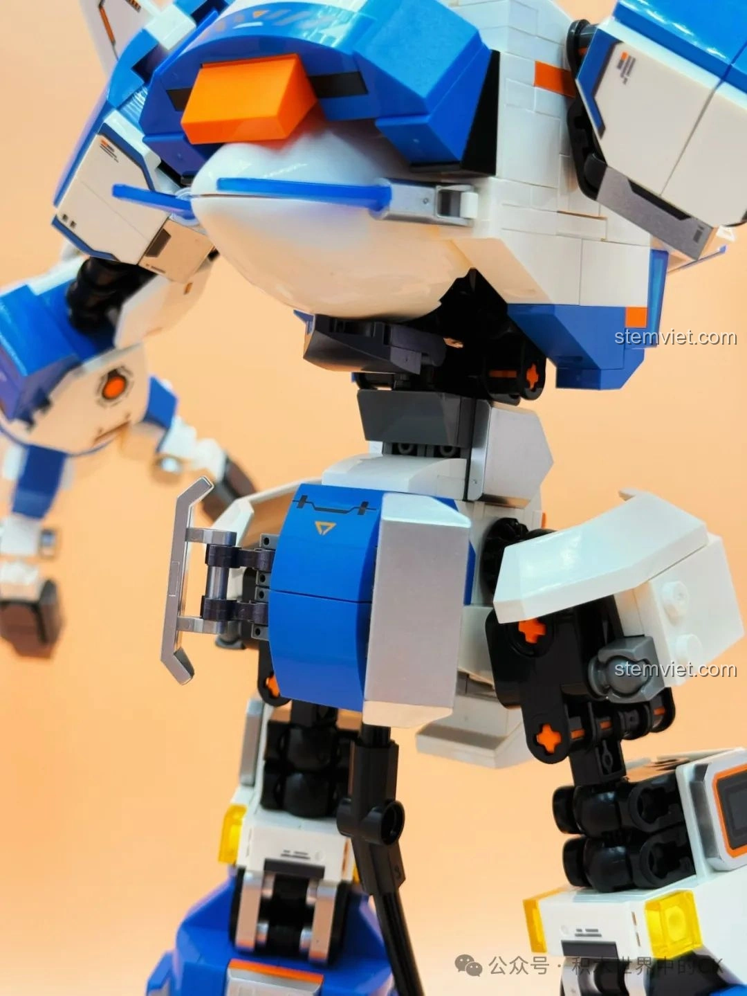 Cận cảnh phần lưng của robot Sembo CZ5-星穹流光 203378, với các chi tiết giáp và khớp nối.