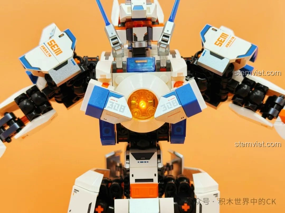 Cận cảnh phần ngực của robot Sembo CZ5-星穹流光 203378, với chi tiết đèn LED phát sáng màu vàng cam.