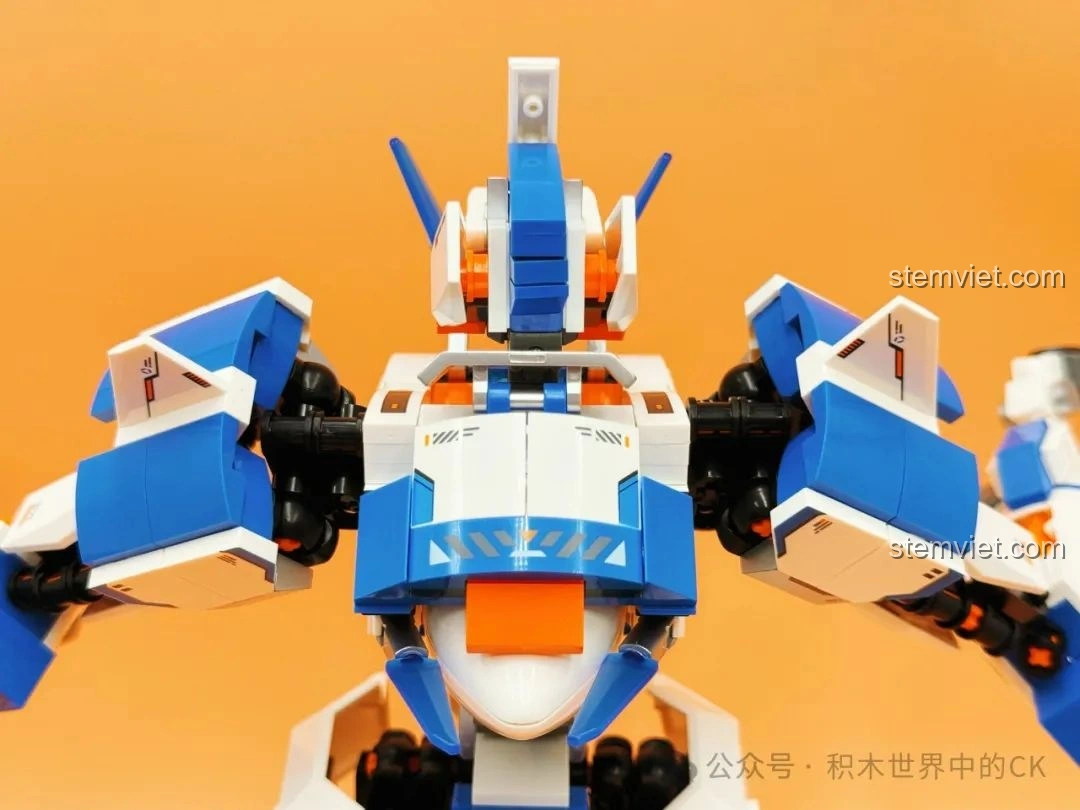 Cận cảnh phần thân trên của robot Sembo CZ5-星穹流光 203378, với các chi tiết giáp và khớp nối.