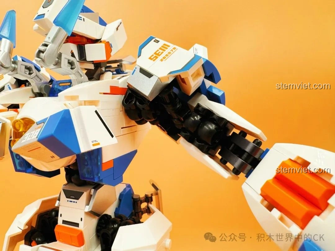 Cận cảnh khớp vai của robot Sembo CZ5-星穹流光 203378, cho thấy cấu trúc chắc chắn và khả năng cử động.