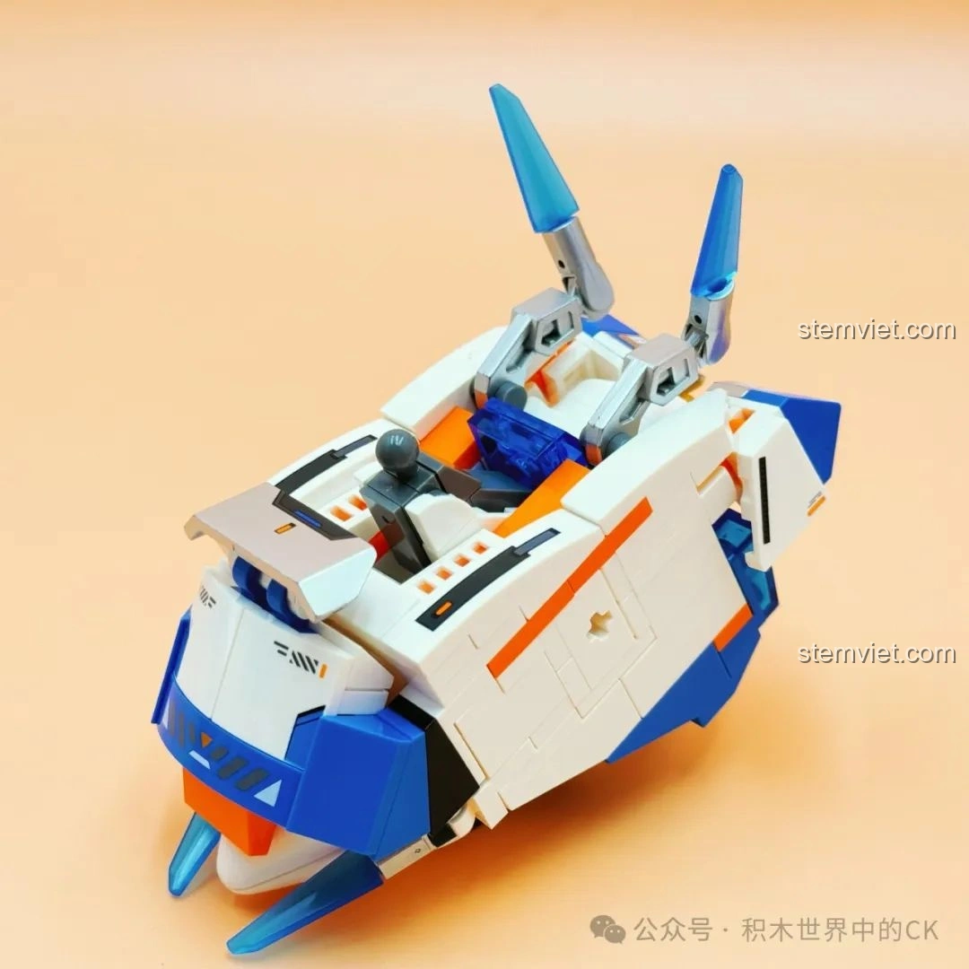 Góc nhìn cận cảnh phần đầu của robot Sembo CZ5-星穹流光 203378, thể hiện sự phức tạp trong thiết kế.