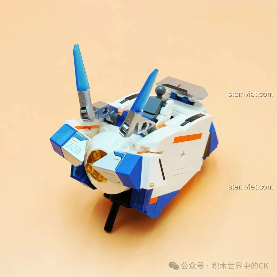 Phần đầu của robot Sembo CZ5-星穹流光 203378 đang trong quá trình lắp ráp, với các chi tiết màu xanh và trắng.