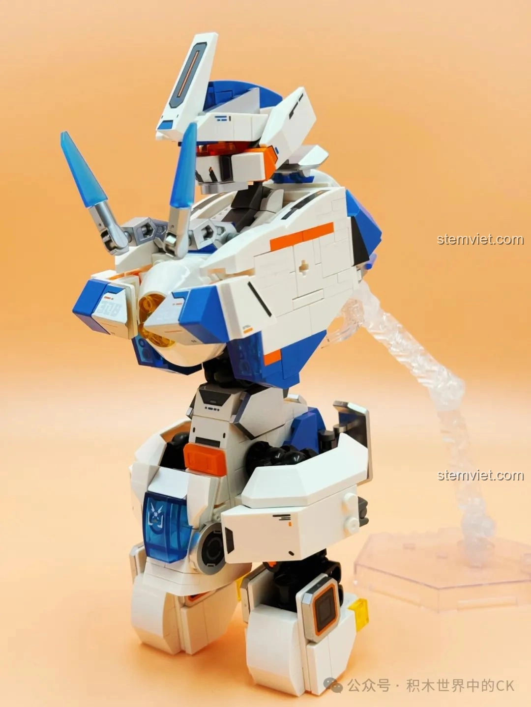 Quá trình lắp ráp phần thân của robot Sembo CZ5-星穹流光 203378, với các khớp nối linh hoạt và chi tiết màu xanh.