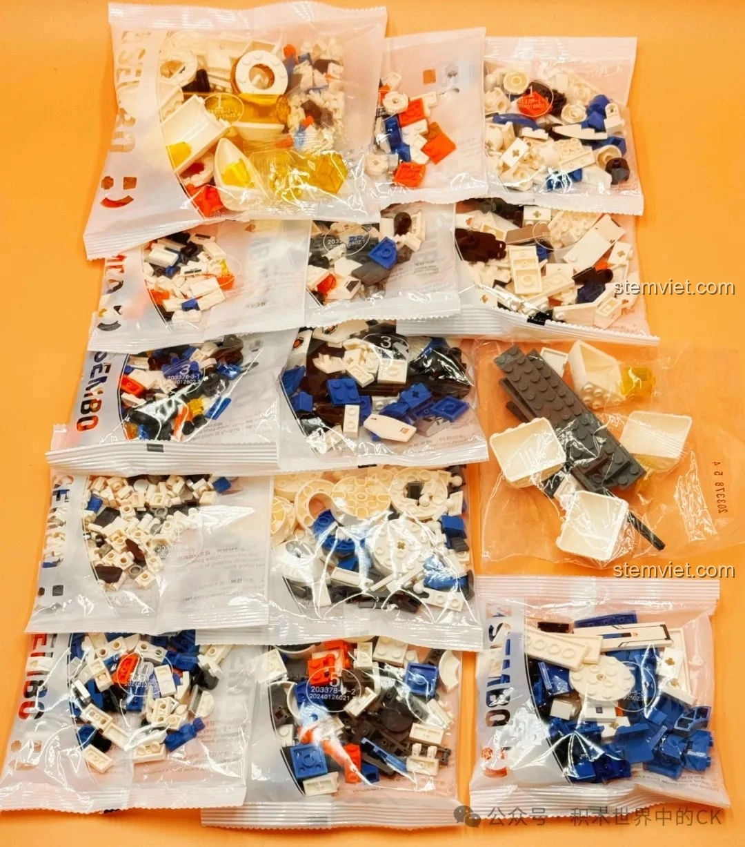 Các túi mảnh ghép của bộ lắp ráp Sembo CZ5-星穹流光 203378, được phân loại rõ ràng theo số thứ tự.