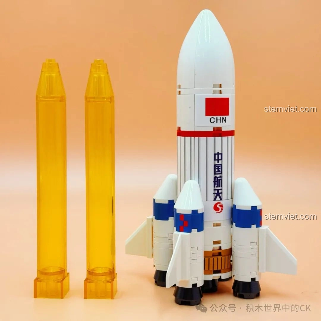 Mô hình tên lửa mini lắp ráp từ bộ Sembo CZ5-星穹流光 203378, với chi tiết 'CHN' và màu sắc trắng xanh.