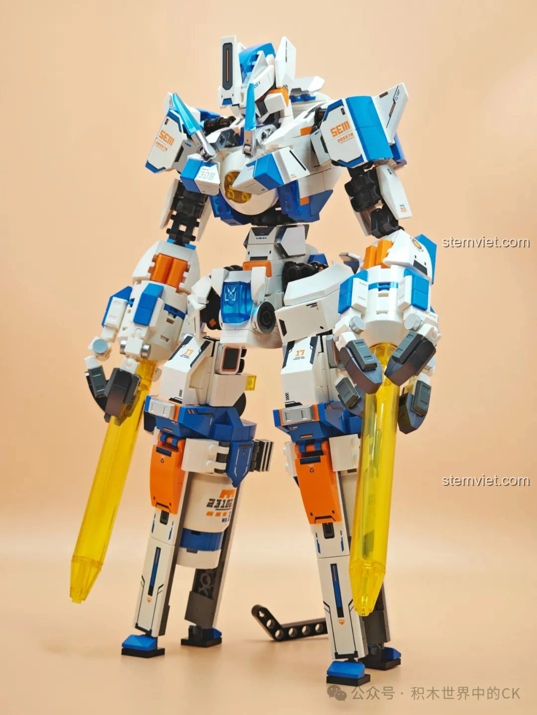 Mô hình robot Sembo CZ5-星穹流光 203378 đã hoàn thiện, với tư thế mạnh mẽ và vũ khí ánh sáng.