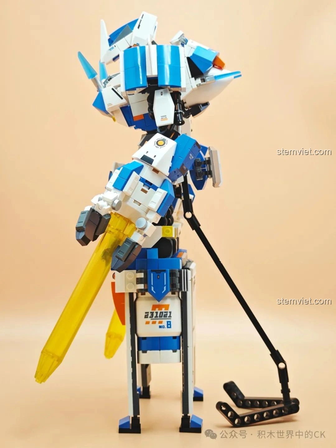 Mô hình robot Sembo CZ5-星穹流光 203378 nhìn từ góc nghiêng, thể hiện các khớp nối linh hoạt và chi tiết chân đế.