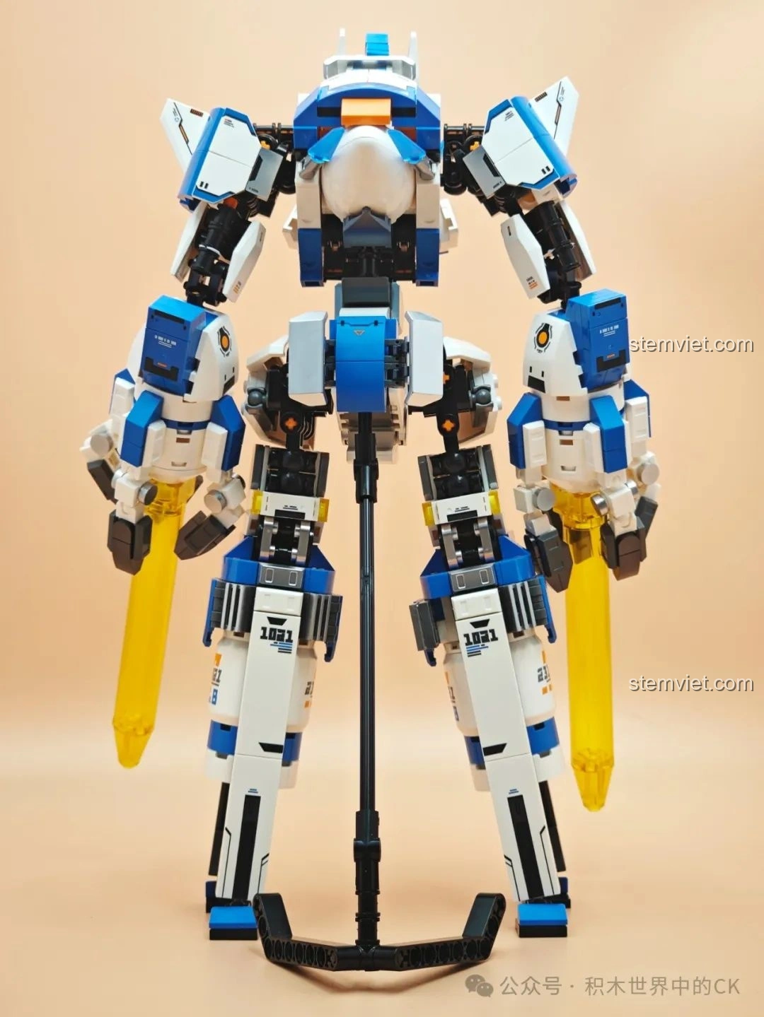 Mô hình robot Sembo CZ5-星穹流光 203378 đứng thẳng, nhìn từ phía sau, thể hiện sự cân đối và mạnh mẽ.