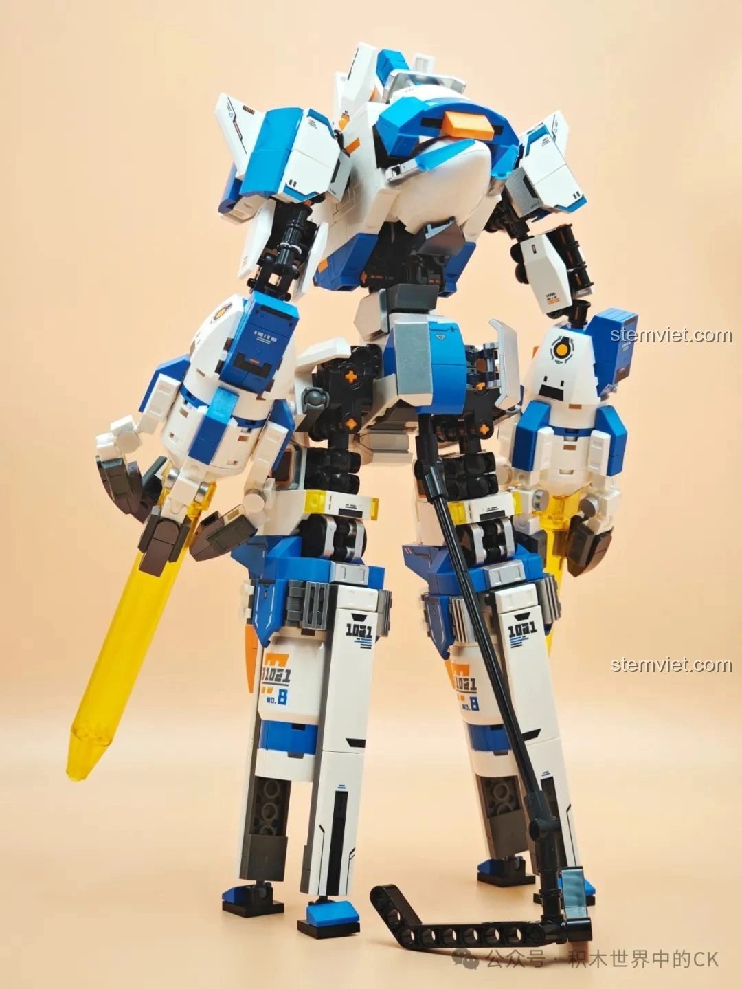 Mặt sau của mô hình robot Sembo CZ5-星穹流光 203378, cho thấy các chi tiết phức tạp và chân đế hỗ trợ.