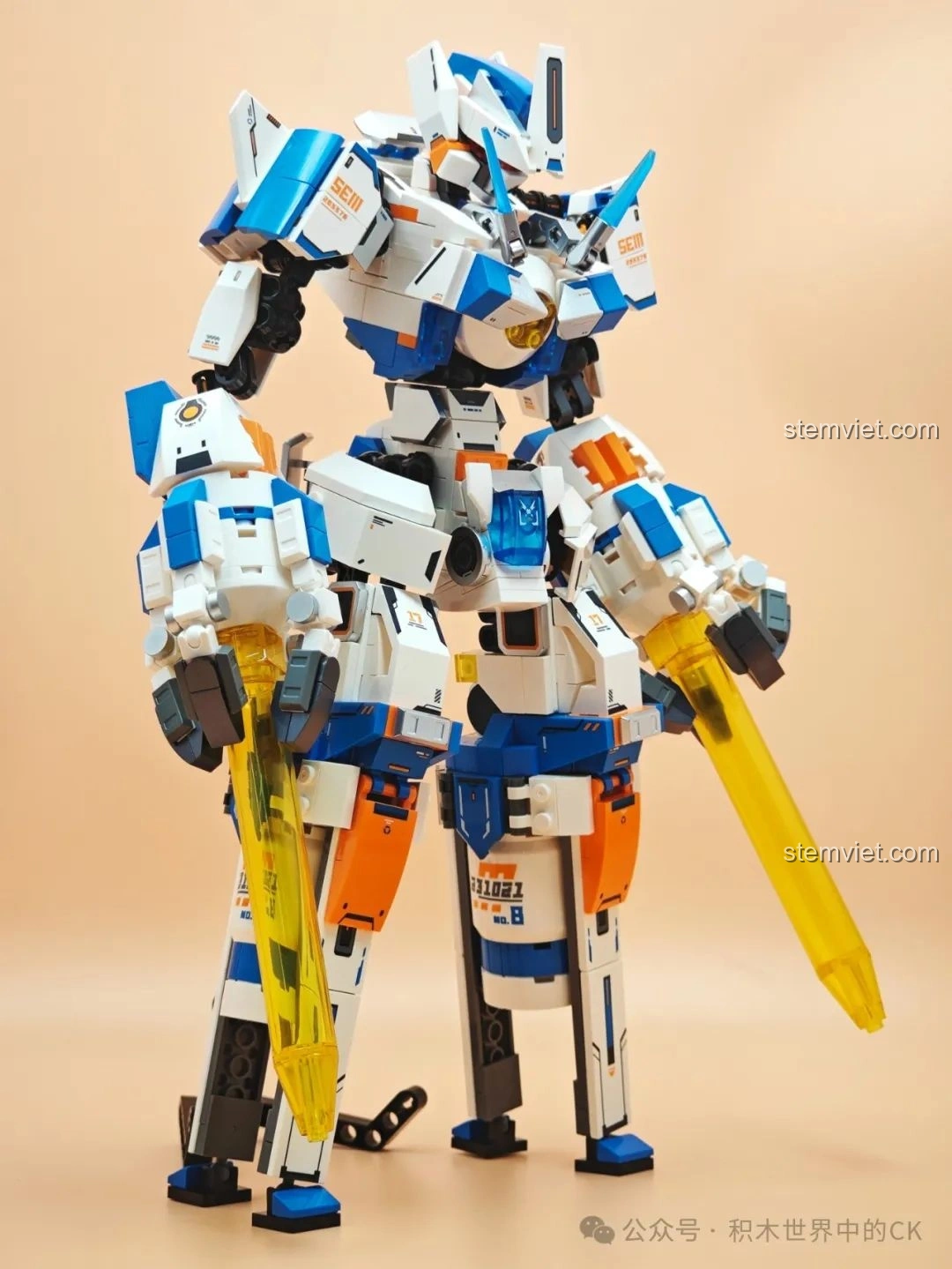 Mô hình robot Sembo CZ5-星穹流光 203378 trong tư thế chiến đấu, với vũ khí giơ cao, thể hiện sự linh hoạt.