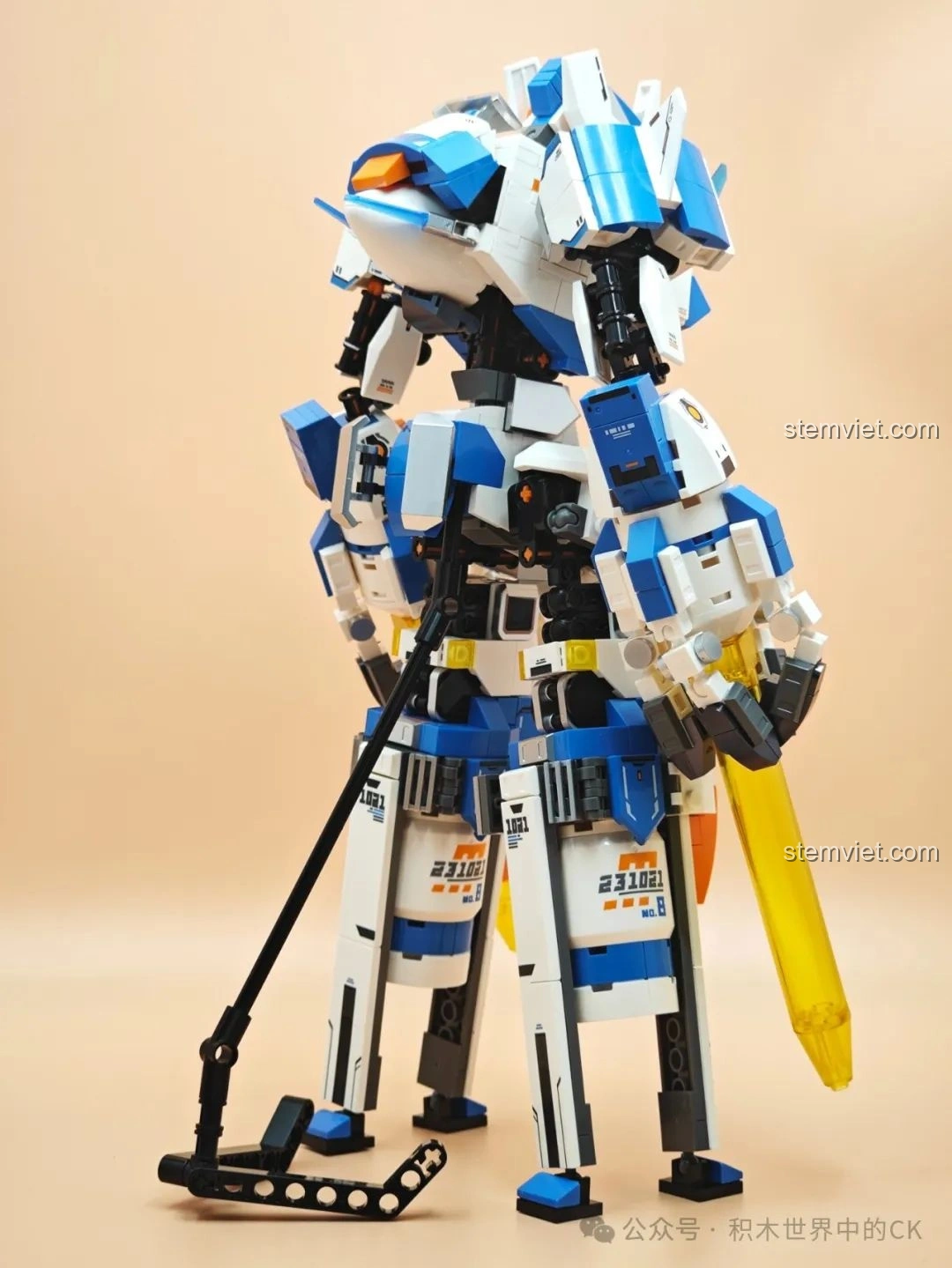 Mô hình robot Sembo CZ5-星穹流光 203378 nhìn từ góc cao, cho thấy tổng thể thiết kế và các chi tiết trên lưng.