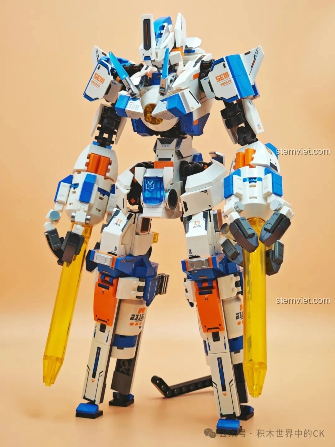Mô hình robot Sembo CZ5-星穹流光 203378 đã hoàn thiện, đứng thẳng với vũ khí trong tay, sẵn sàng chiến đấu.