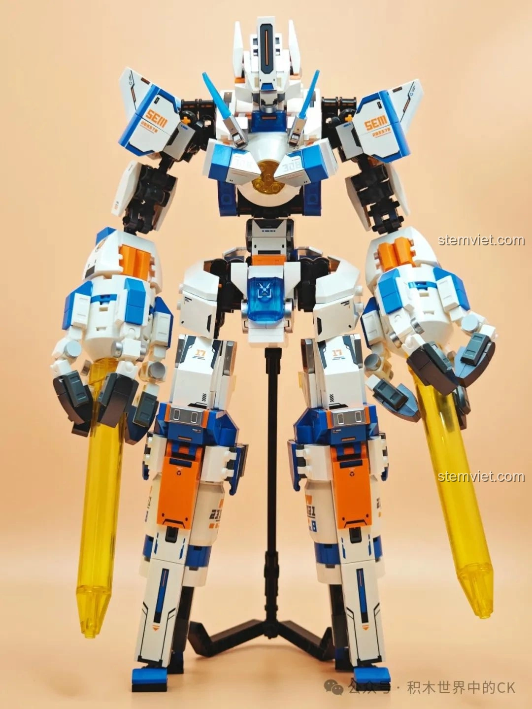 Mô hình robot Sembo CZ5-星穹流光 203378 với tư thế năng động, thể hiện khả năng tạo dáng đa dạng.