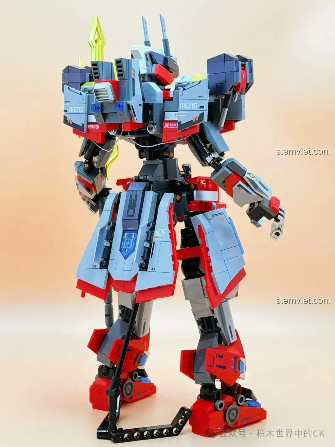 Mô hình robot Sembo CZ5-星穹流光 203378 đứng cạnh mô hình tên lửa mini, thể hiện sự kết hợp độc đáo.