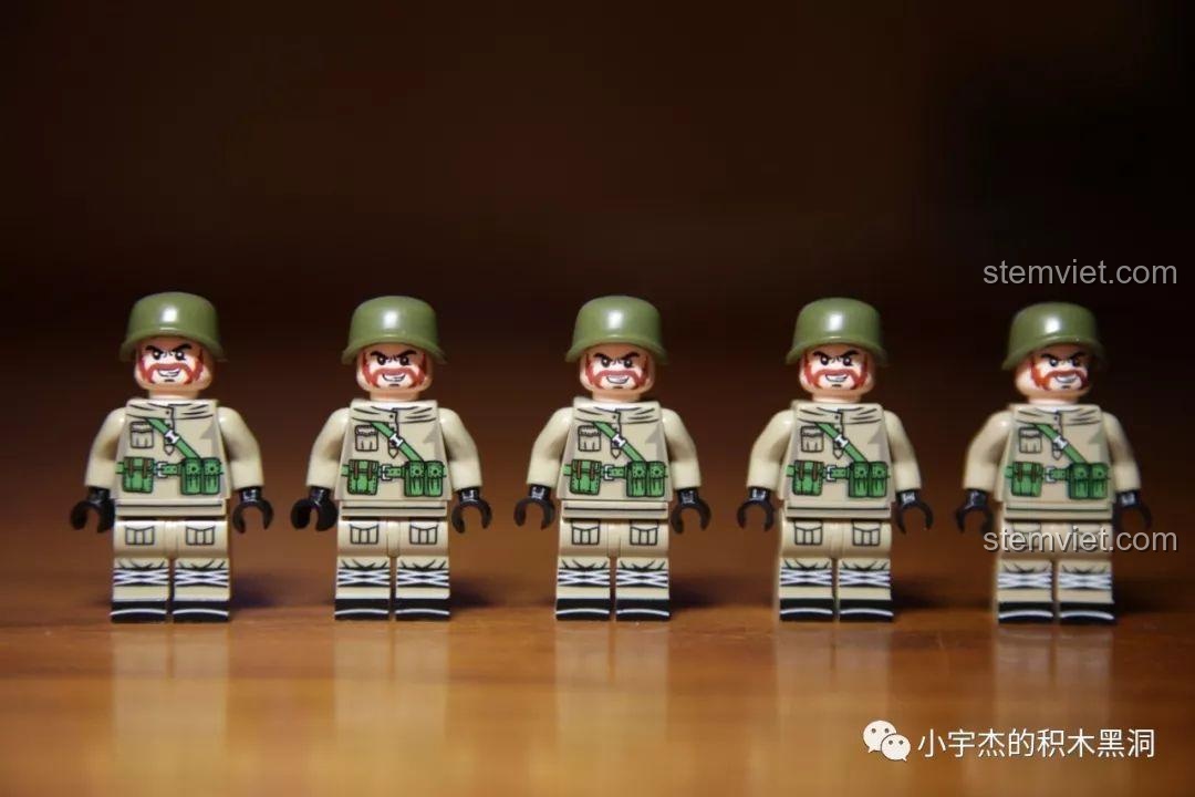 Minifigure lính Liên Xô đội mũ sắt màu xanh lá, một phần của bộ lắp ráp SEMBO Đế Chế Thép.