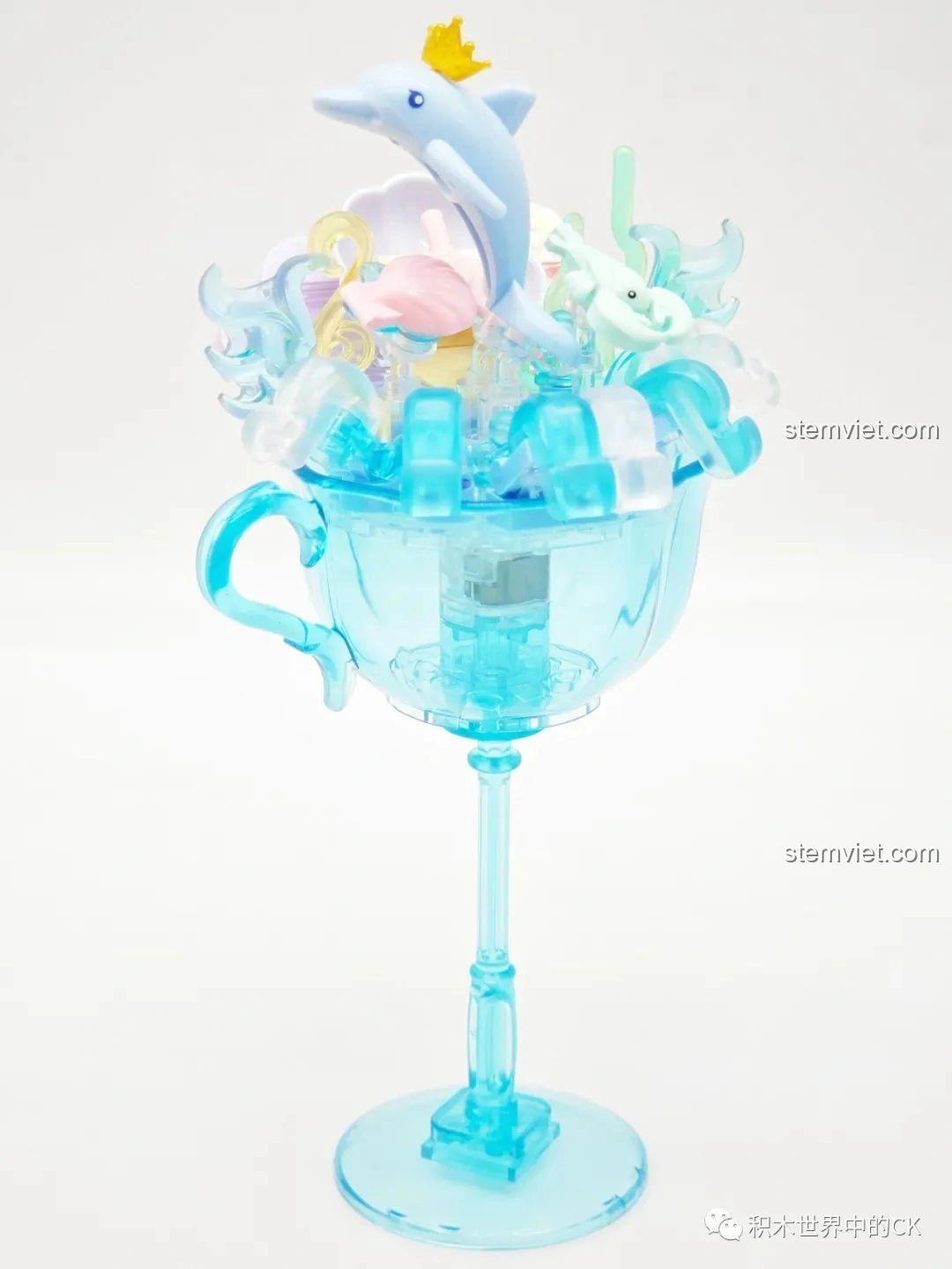 Mô hình đèn bánh pudding Biển Xanh SEMBO Candy Planet đã hoàn thành, với ly và các chi tiết trang trí mát mẻ.