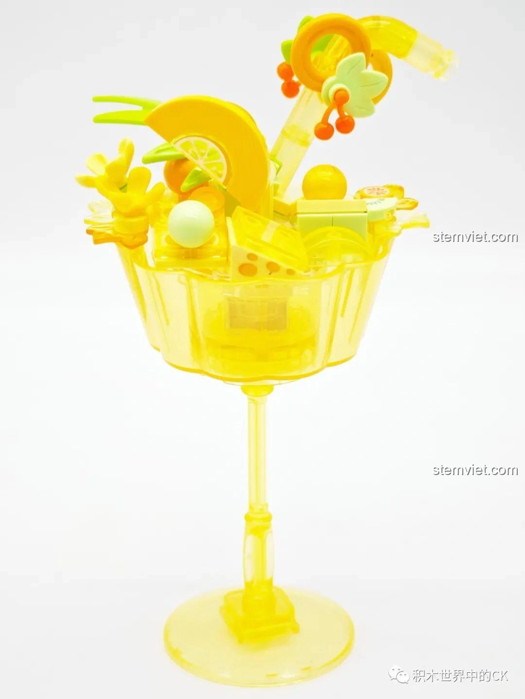 Mô hình đèn bánh pudding Chanh Phô Mai SEMBO Candy Planet đã hoàn thành, với ly và các chi tiết trang trí tươi sáng.