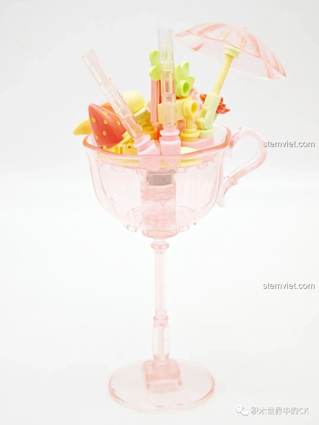 Mô hình đèn bánh pudding Dâu Tây Hồng SEMBO Candy Planet đã hoàn thành, với ly và các chi tiết trang trí ngọt ngào.