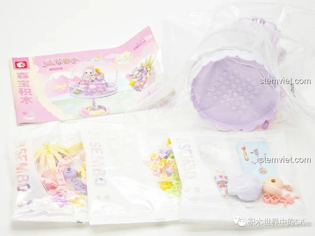 Hình ảnh unboxing bộ đồ chơi lắp ráp đèn ngủ dễ thương Sembo màu tím, cho thấy các túi chi tiết và hướng dẫn.