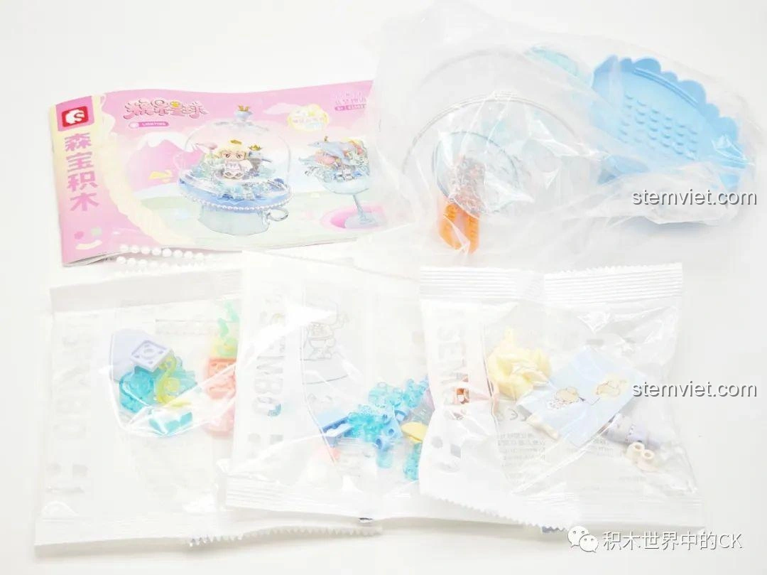 Hình ảnh unboxing bộ đồ chơi mô hình Đèn Pudding Dâu Tây Lấp Lánh Sembo màu xanh dương, cho thấy các chi tiết.