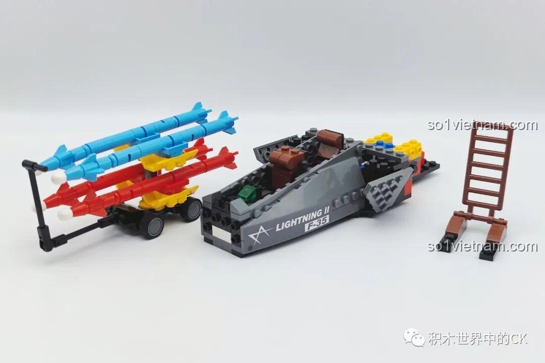 Giai đoạn đầu lắp ráp mô hình Máy bay chiến đấu F-35 Lightning II SEMBO 207125 với các phụ kiện.