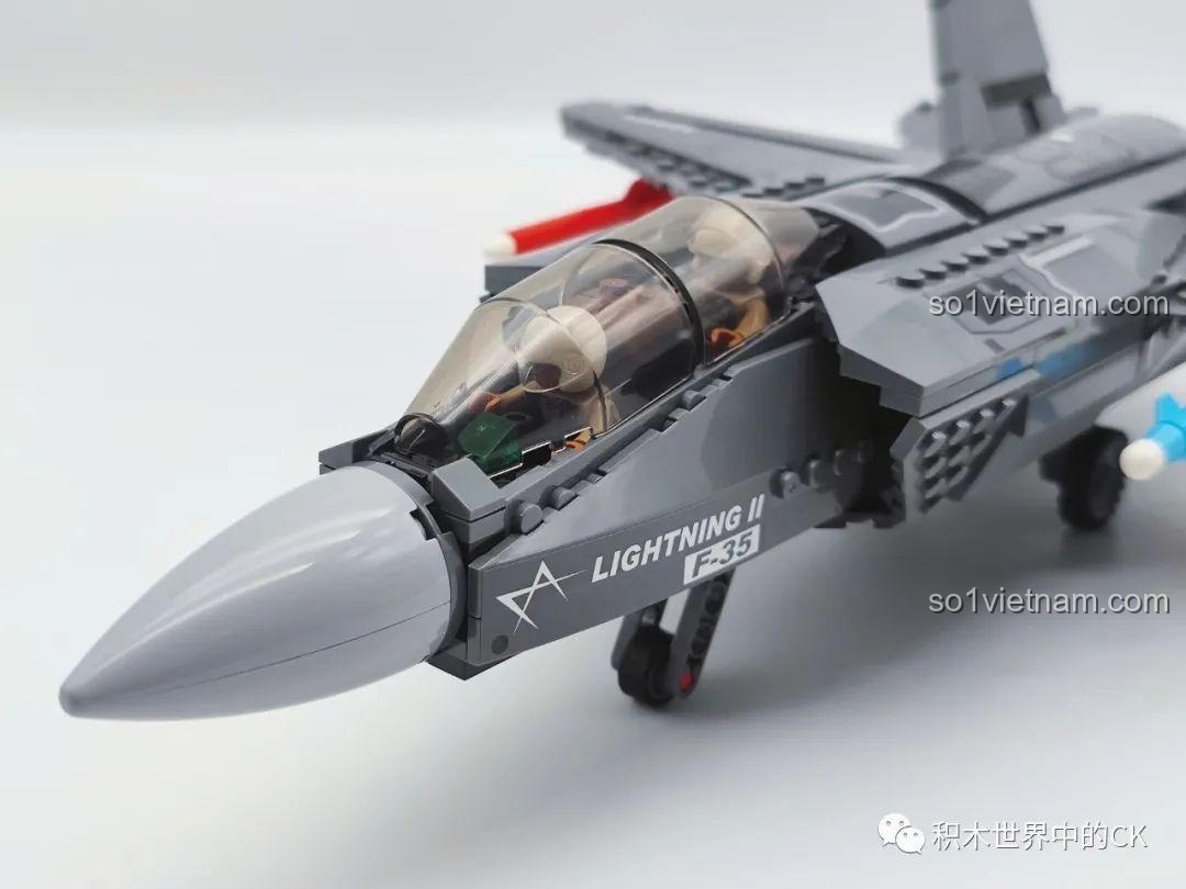 Buồng lái đóng của mô hình Máy bay chiến đấu F-35 Lightning II SEMBO 207125 với phi công bên trong.