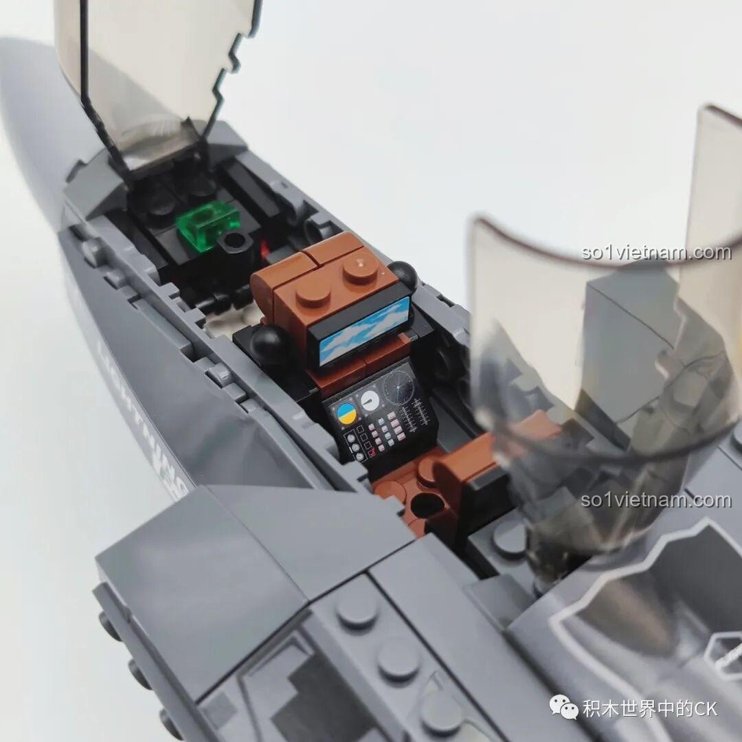 Buồng lái mở của mô hình Máy bay chiến đấu F-35 Lightning II SEMBO 207125 với bảng điều khiển.