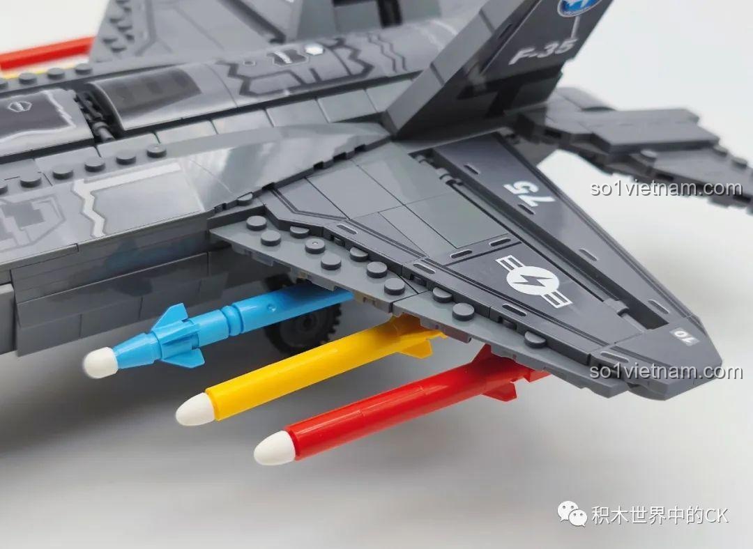 Cận cảnh cánh đuôi của mô hình Máy bay chiến đấu F-35 Lightning II SEMBO 207125.