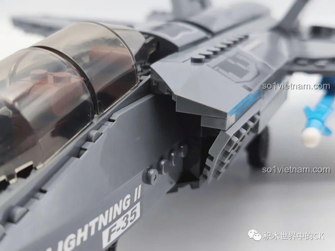 Cận cảnh cánh và tên lửa màu sắc của mô hình Máy bay chiến đấu F-35 Lightning II SEMBO 207125.