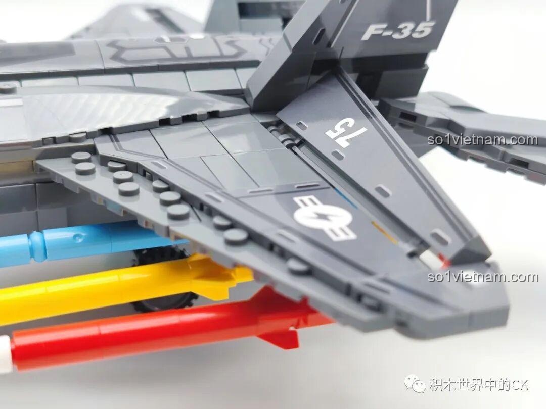 Cận cảnh động cơ phản lực màu cam của mô hình Máy bay chiến đấu F-35 Lightning II SEMBO 207125.