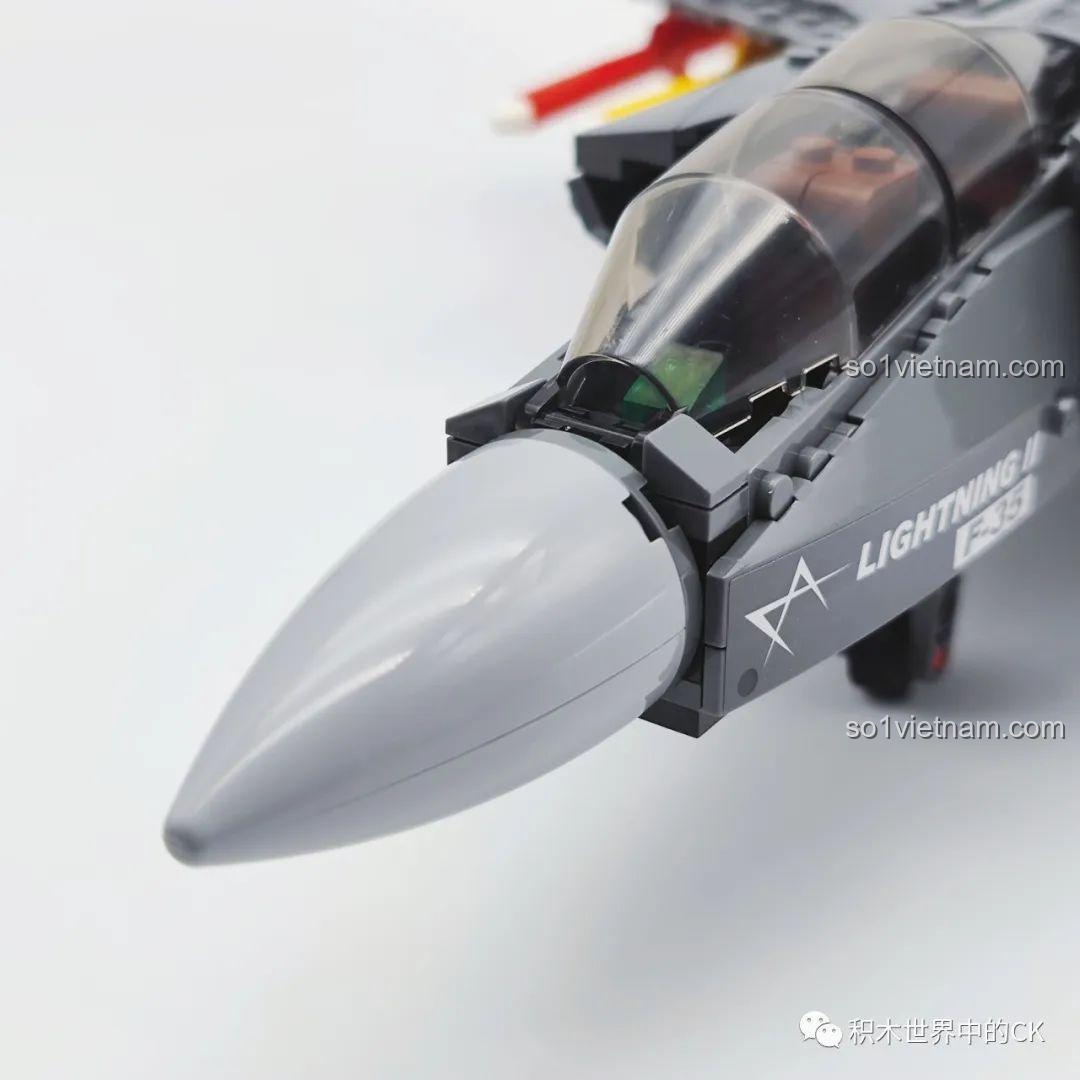 Cận cảnh phần mũi và buồng lái của mô hình Máy bay chiến đấu F-35 Lightning II SEMBO 207125.