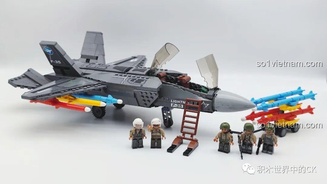 Mô hình Máy bay chiến đấu F-35 Lightning II SEMBO 207125 kết hợp với bộ xe quân sự Hummer.