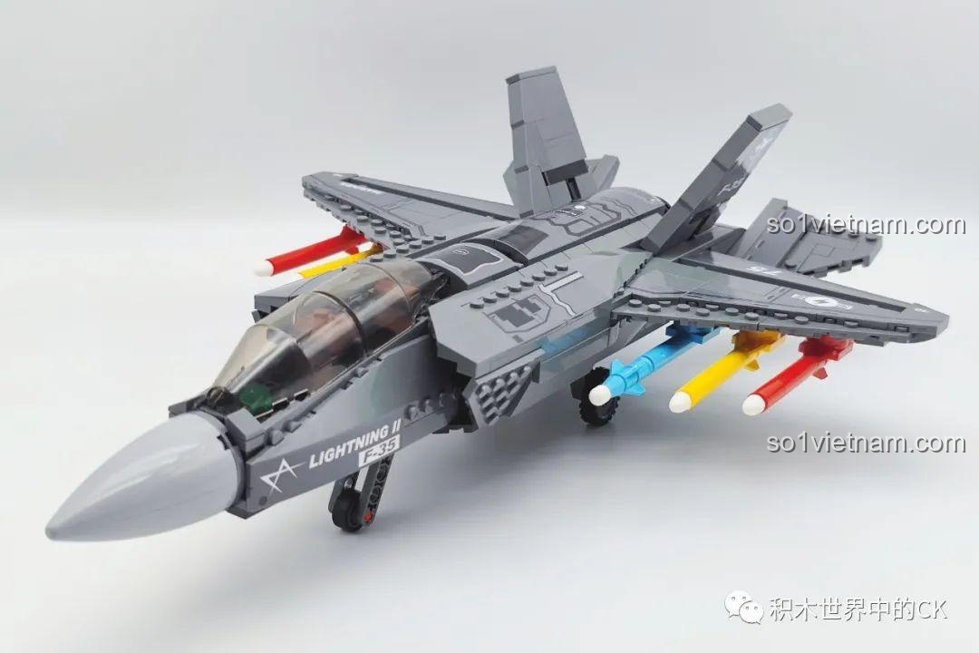 Mô hình Máy bay chiến đấu F-35 Lightning II SEMBO 207125 đang trong quá trình lắp ráp cánh.