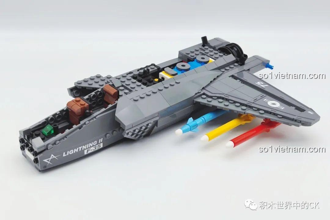 Quá trình lắp ráp phần thân chính của mô hình Máy bay chiến đấu F-35 Lightning II SEMBO 207125.