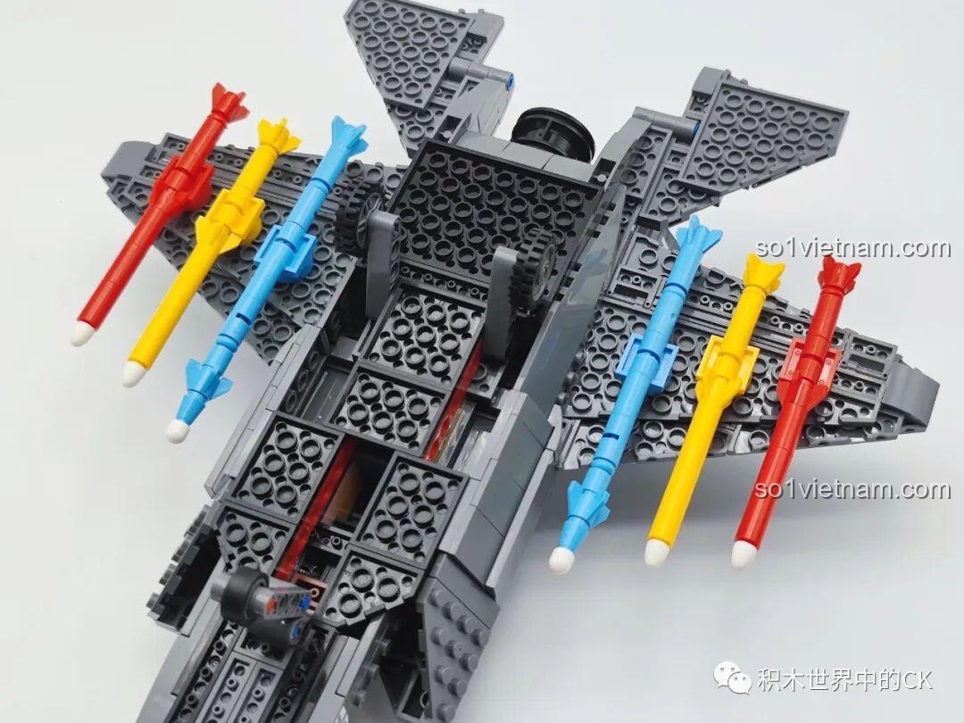 Mặt dưới mô hình F-35 Lightning II SEMBO 207125 với bánh xe hạ cánh được mở ra.