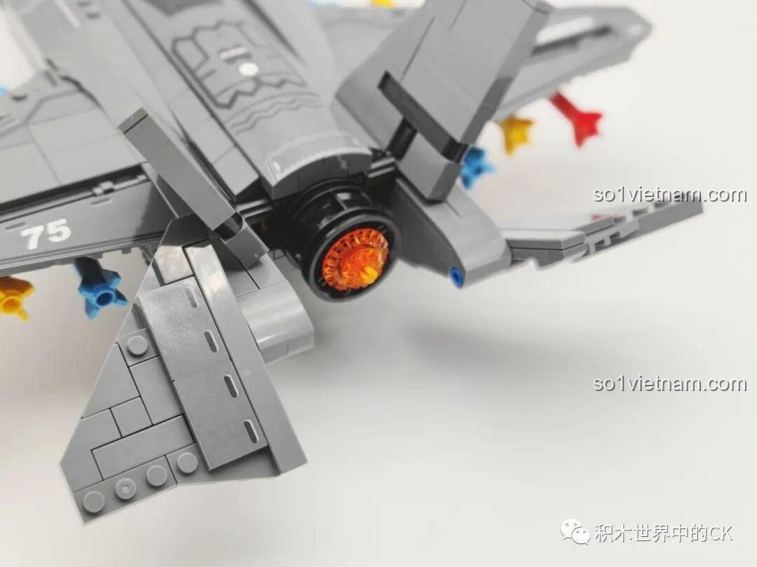 Mặt dưới mô hình Máy bay chiến đấu F-35 Lightning II SEMBO 207125 với các tên lửa.