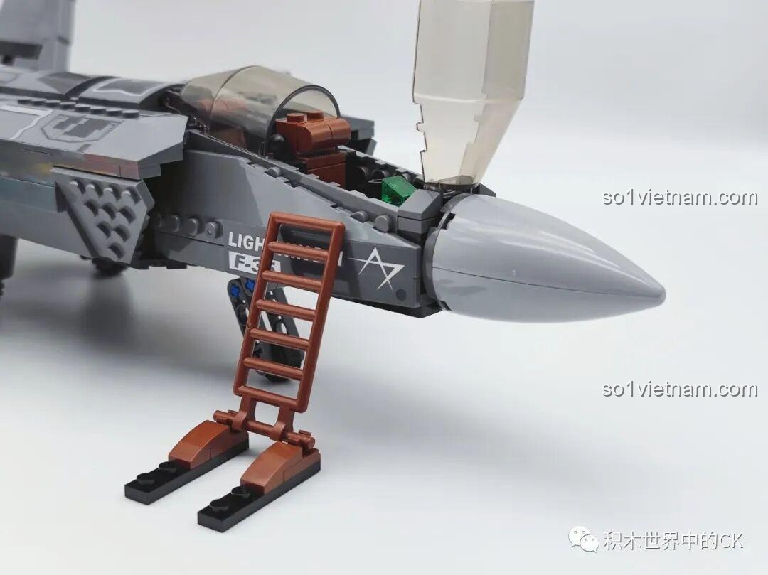 Chiếc thang được gắn vào mô hình Máy bay chiến đấu F-35 Lightning II SEMBO 207125.