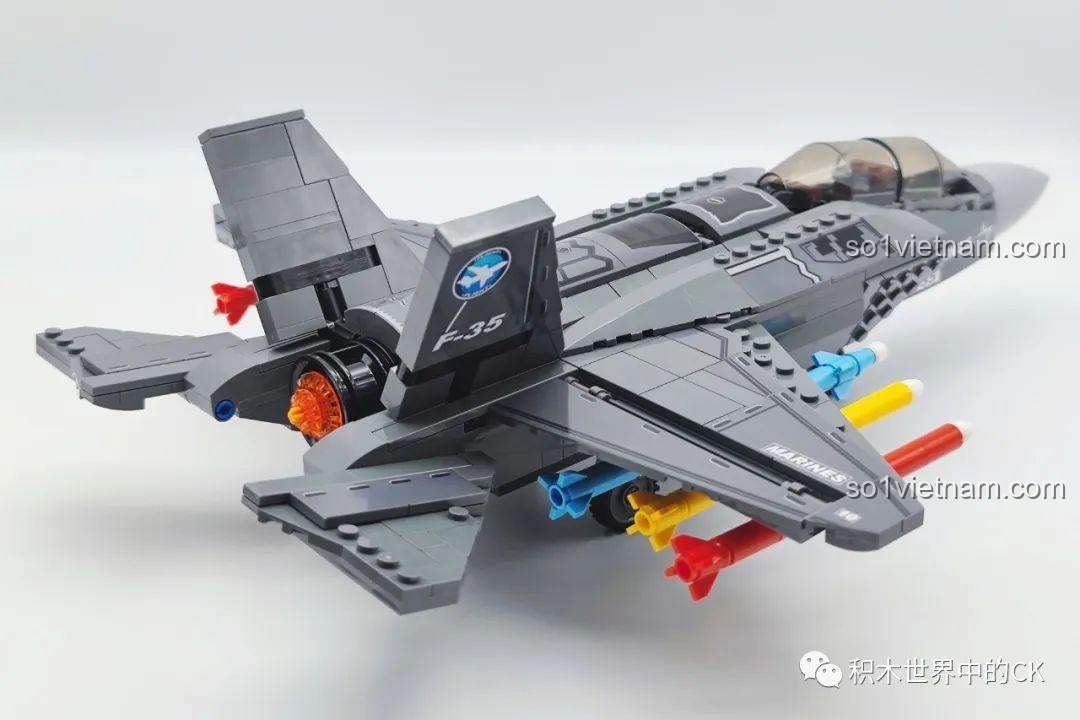 Mô hình Máy bay chiến đấu F-35 Lightning II SEMBO 207125 hoàn chỉnh nhìn từ góc chéo phía sau trên.