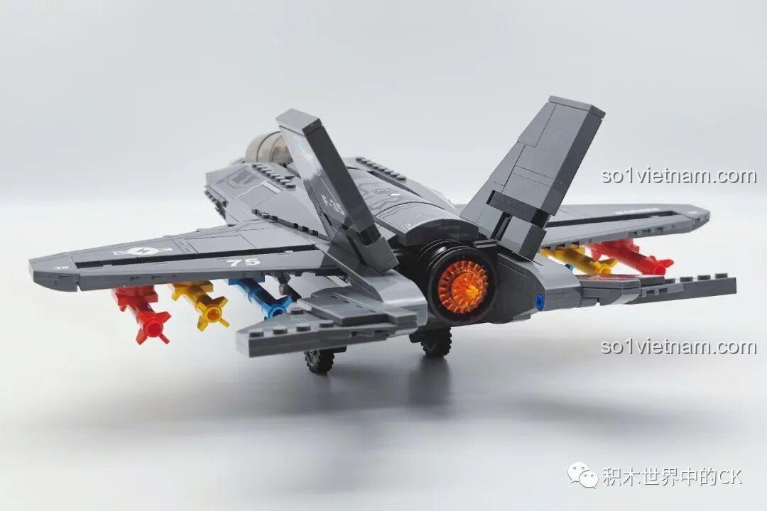 Mô hình Máy bay chiến đấu F-35 Lightning II SEMBO 207125 hoàn chỉnh nhìn từ góc chéo phía sau.