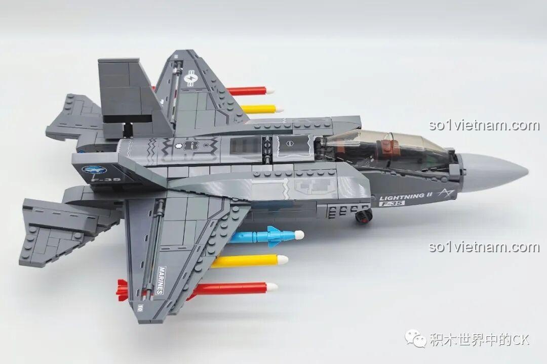 Mô hình Máy bay chiến đấu F-35 Lightning II SEMBO 207125 hoàn chỉnh nhìn từ góc chéo phía trên.