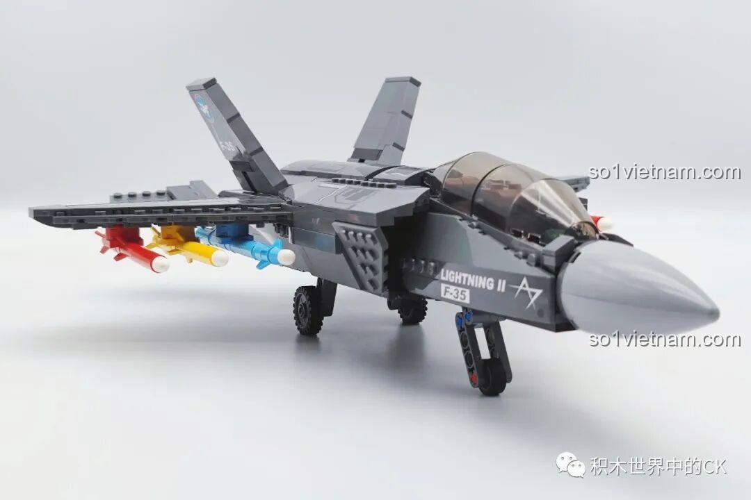 Mô hình Máy bay chiến đấu F-35 Lightning II SEMBO 207125 hoàn chỉnh nhìn từ góc chéo phía trước dưới.