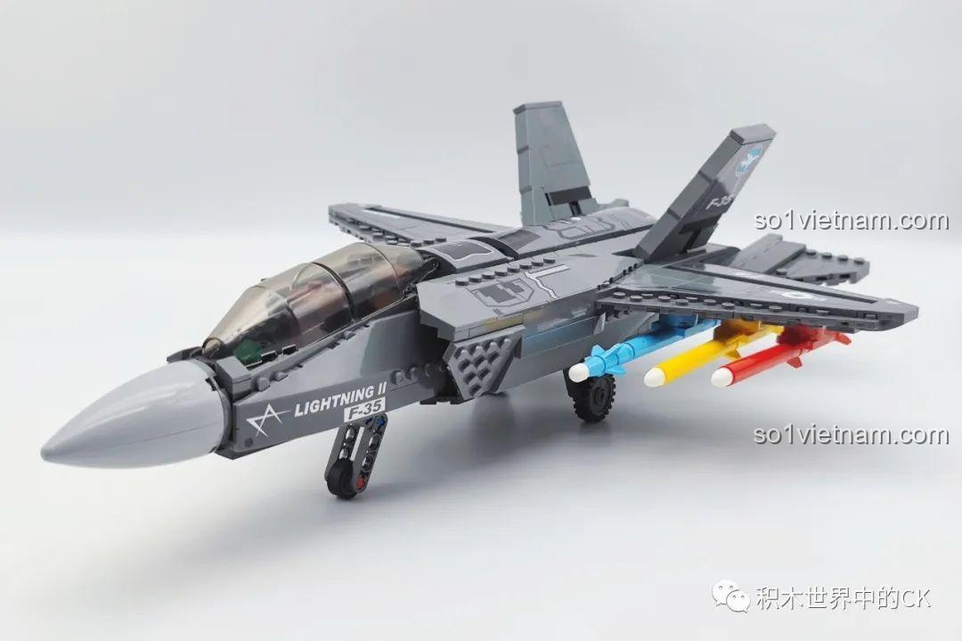 Mô hình Máy bay chiến đấu F-35 Lightning II SEMBO 207125 hoàn chỉnh nhìn từ góc chéo phía trước.