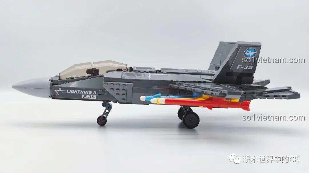 Mô hình Máy bay chiến đấu F-35 Lightning II SEMBO 207125 hoàn chỉnh nhìn từ bên hông.