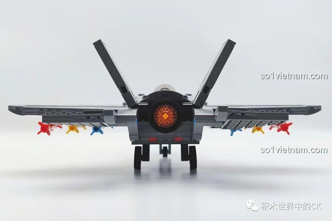 Mô hình Máy bay chiến đấu F-35 Lightning II SEMBO 207125 hoàn chỉnh nhìn từ phía sau.