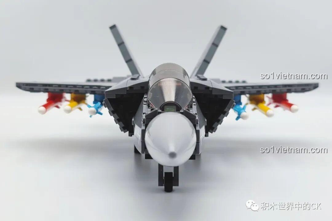 Mô hình Máy bay chiến đấu F-35 Lightning II SEMBO 207125 hoàn chỉnh nhìn từ phía trước.