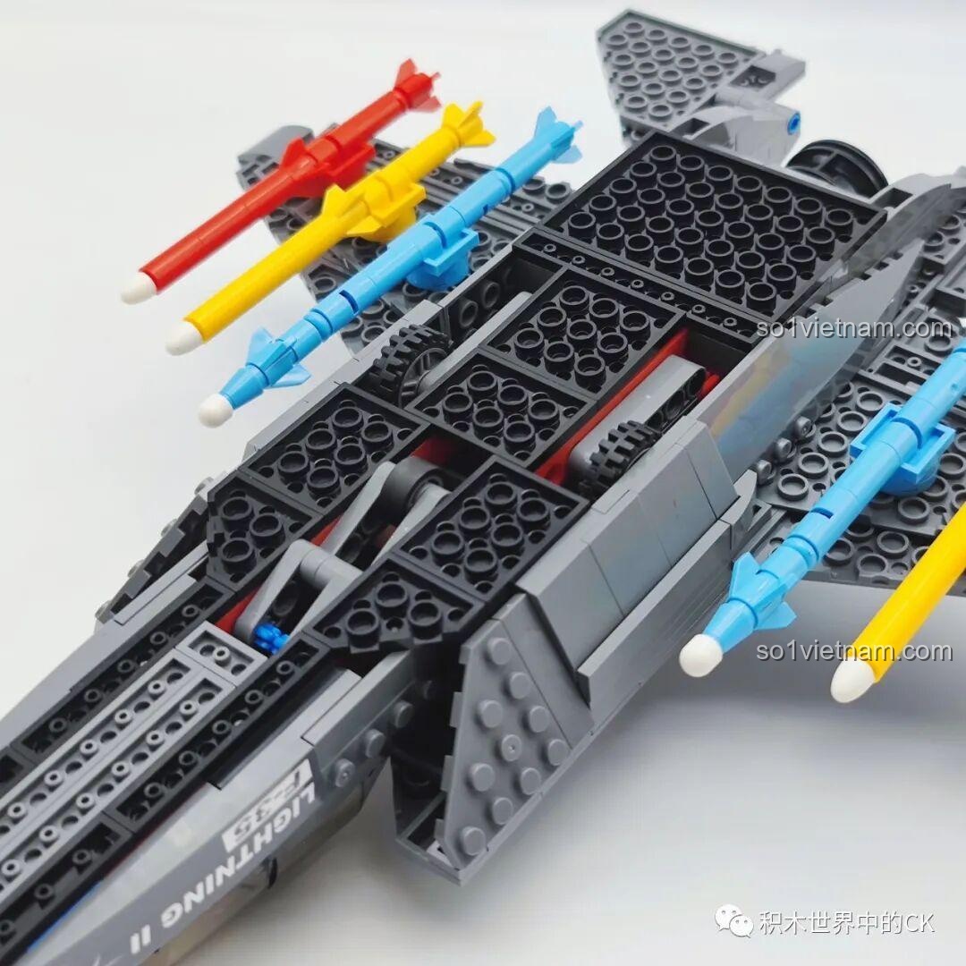 Toàn cảnh mô hình Máy bay chiến đấu F-35 Lightning II SEMBO 207125 cùng minifigures và phụ kiện.