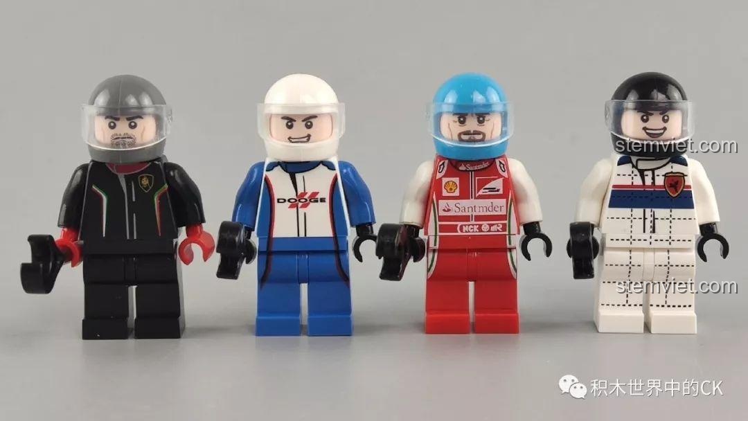 Bốn minifigure lái xe từ bộ SEMBO Famous Car Series, mỗi nhân vật có trang phục và mũ bảo hiểm riêng biệt.