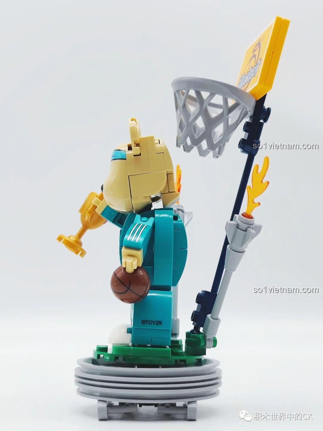 Mô hình SEMBO Gấu Qee Trung Quốc 612011 với cúp và bóng rổ