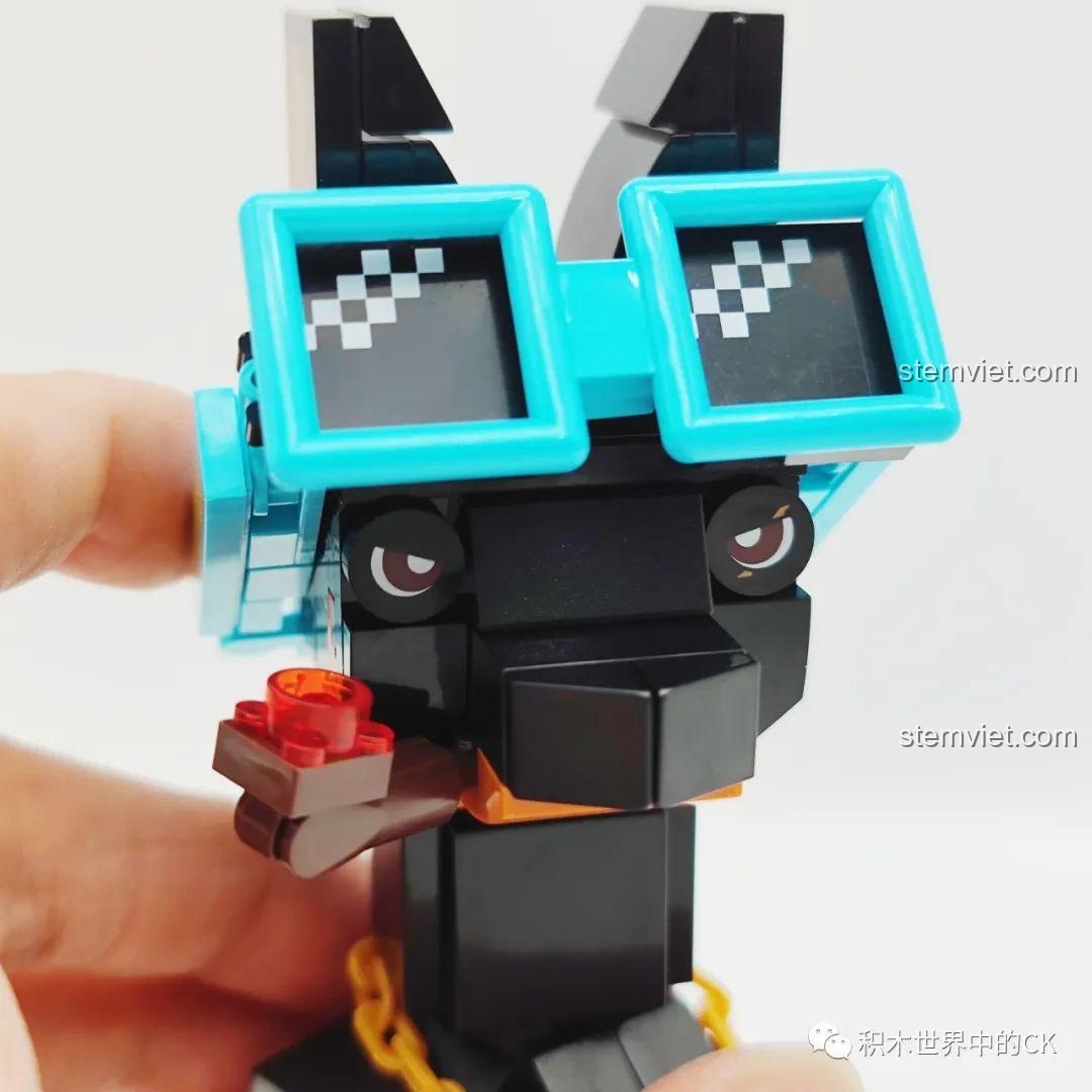 Càng cua của mô hình Sếp Cua SEMBO 613104 chứa đầy các thỏi vàng và đá quý.