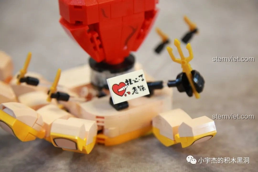 Ba mô hình chính trong series SEMBO Hài Cảnh Tinh Linh: Sếp Cua 613104, Trái Tim Tan Vỡ 613105 và Chú Chó Lười 613106, đứng cạnh nhau. Bộ sưu tập độc đáo, hài hước.